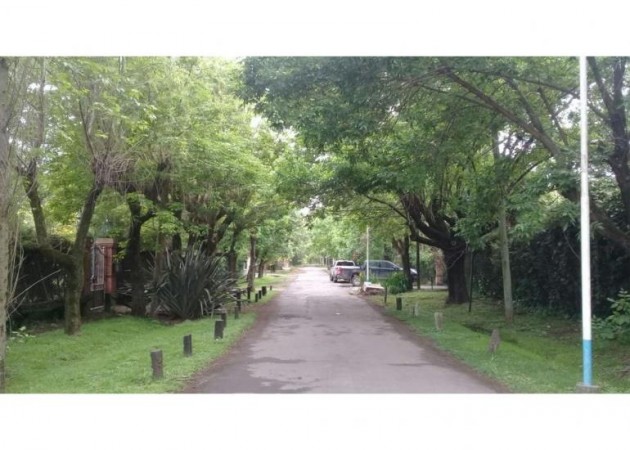 CASA QUINTA  5 AMB.(BARRIO LOS NOGALES) LOTE 1.500 M2