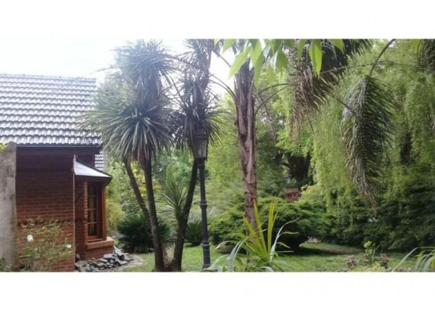 CASA QUINTA  5 AMB.(BARRIO LOS NOGALES) LOTE 1.500 M2