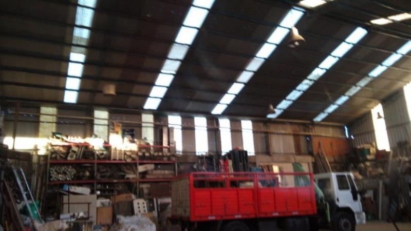 EXCELENTES GALPÓNES EMPLAZADOS SOBRE 3 LOTES