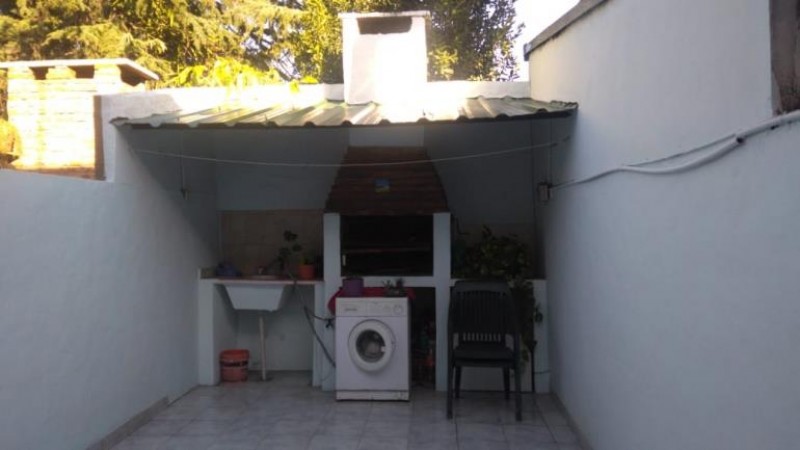 HERMOSO DUPLEX DE 3 AMBIENTES CON PATIO Y COCHERA.