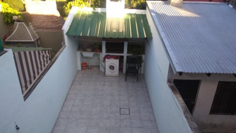 HERMOSO DUPLEX DE 3 AMBIENTES CON PATIO Y COCHERA.