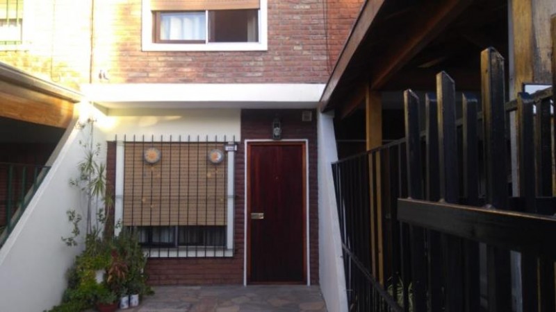 HERMOSO DUPLEX DE 3 AMBIENTES CON PATIO Y COCHERA.
