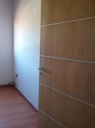 DUPLEX AMPLIO A ESTRENAR CON ENTRADA DE VEHICULO.