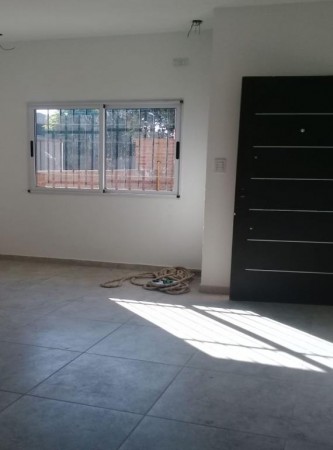 DUPLEX AMPLIO A ESTRENAR CON ENTRADA DE VEHICULO.