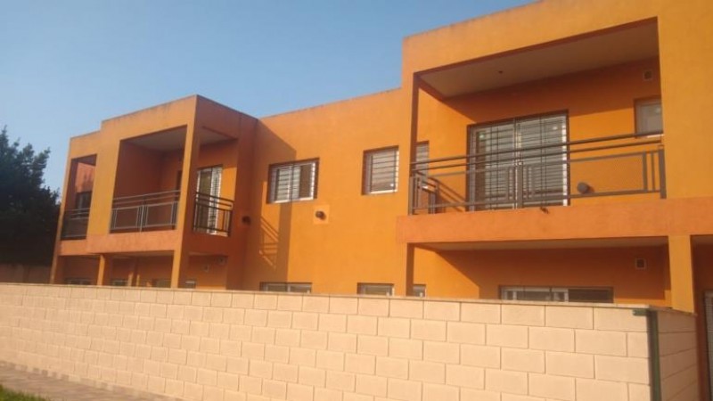 DEPARTAMENTO DE 3 AMB. ENTRADA VEHICULO/ JARDIN