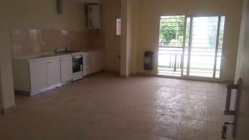 DEPARTAMENTO DE 3 AMB. ENTRADA VEHICULO/ JARDIN