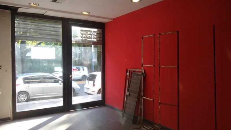 LOCAL 230 M2. S/ AV. PTE PERON