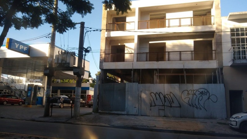 LOCAL 230 M2. S/ AV. PTE PERON