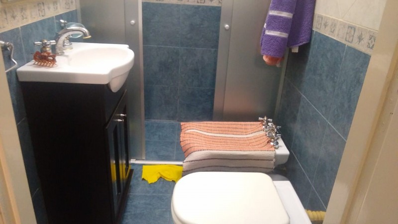 CASA 4 AMB.  GARAGE / 2 VEHICULOS/FONDO LIBRE