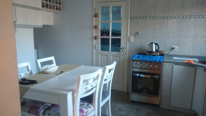 CASA 4 AMB.  GARAGE / 2 VEHICULOS/FONDO LIBRE