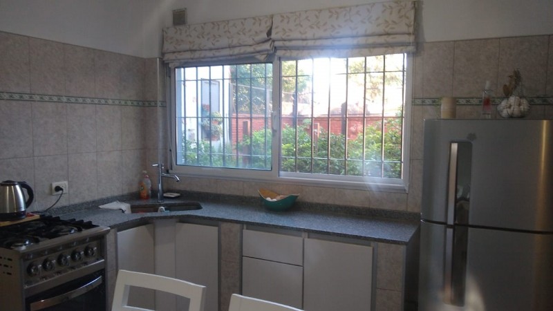 CASA 4 AMB.  GARAGE / 2 VEHICULOS/FONDO LIBRE