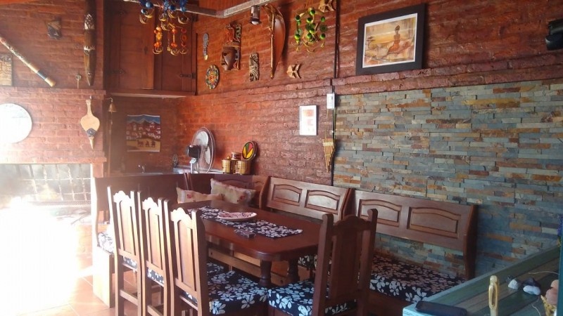 CASA 4 AMB.  GARAGE / 2 VEHICULOS/FONDO LIBRE