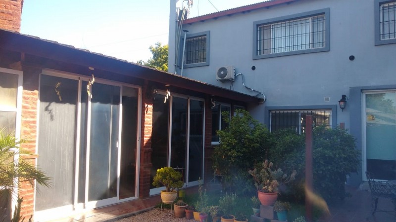 CASA 4 AMB.  GARAGE / 2 VEHICULOS/FONDO LIBRE