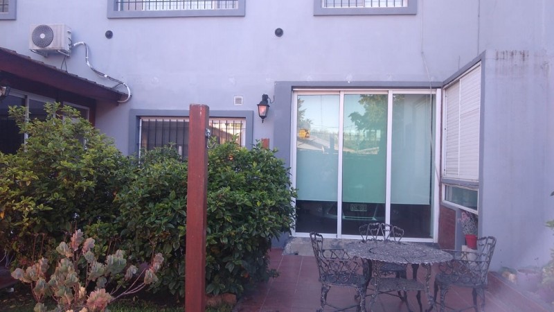 CASA 4 AMB.  GARAGE / 2 VEHICULOS/FONDO LIBRE