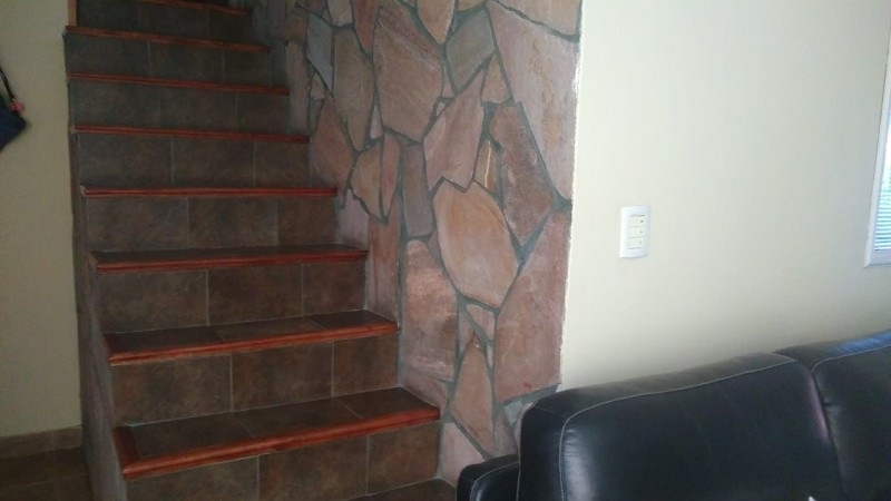 CASA 4 AMB.  GARAGE / 2 VEHICULOS/FONDO LIBRE