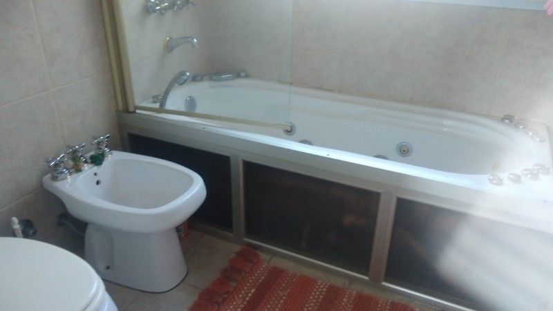 CASA 4 AMB.  GARAGE / 2 VEHICULOS/FONDO LIBRE