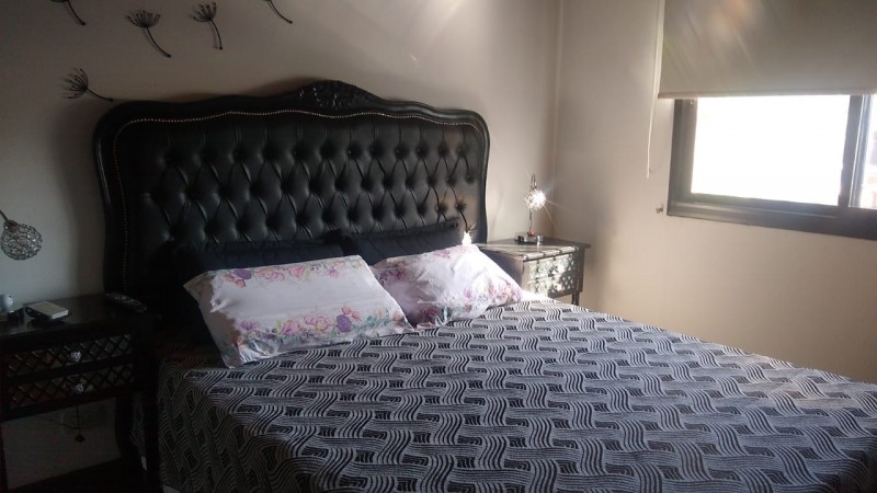 CASA 4 AMB.  GARAGE / 2 VEHICULOS/FONDO LIBRE