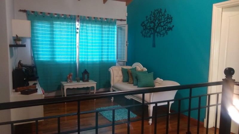 CASA 4 AMB.  GARAGE / 2 VEHICULOS/FONDO LIBRE