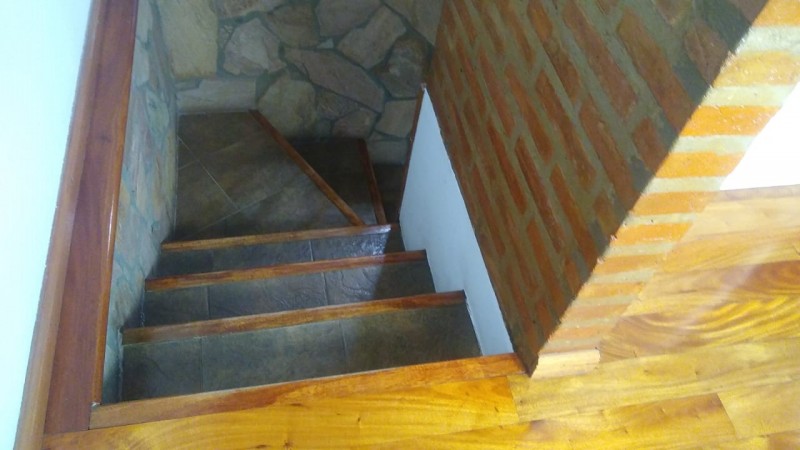 CASA 4 AMB.  GARAGE / 2 VEHICULOS/FONDO LIBRE