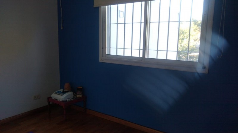 CASA 4 AMB.  GARAGE / 2 VEHICULOS/FONDO LIBRE