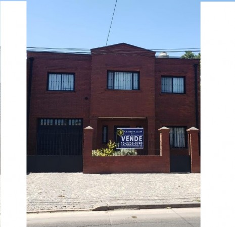 CASA 4 AMB.  GARAGE / 2 VEHICULOS/FONDO LIBRE