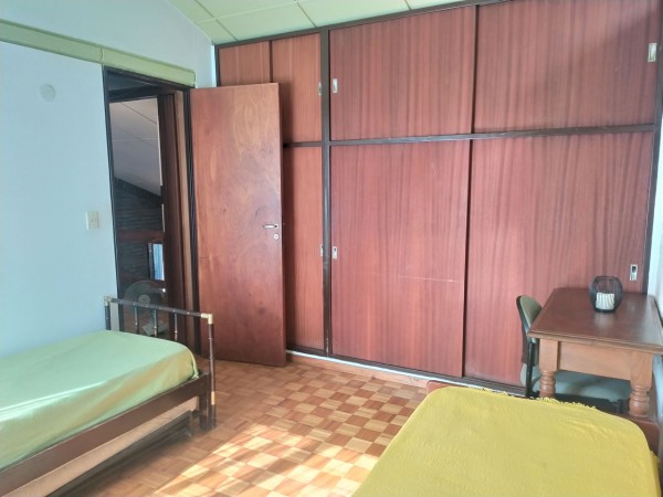 HERMOSO CHALET  5 AMB. PISCINA/PARQUE  (BARRIO LOS NOGALES)