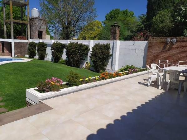 HERMOSO CHALET  5 AMB. PISCINA/PARQUE  (BARRIO LOS NOGALES)