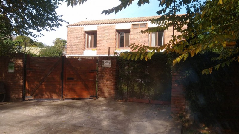 HERMOSO CHALET  5 AMB. PISCINA/PARQUE  (BARRIO LOS NOGALES)