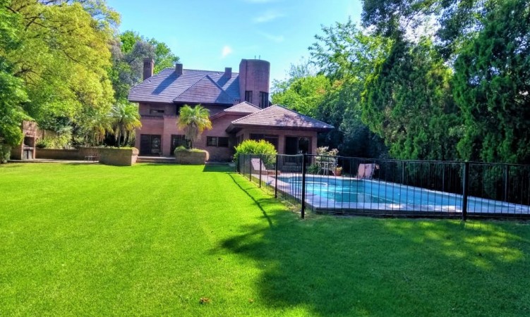 IMPORTANTE CASA QUINTA 7 AMB. (BARRIO LOS NOGALES)