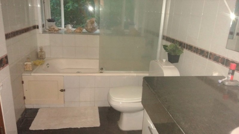 IMPORTANTE CASA QUINTA 7 AMB. (BARRIO LOS NOGALES)