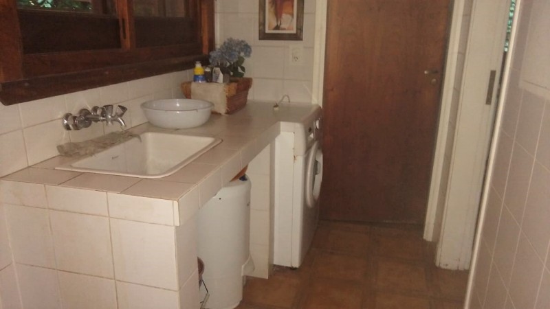 IMPORTANTE CASA QUINTA 7 AMB. (BARRIO LOS NOGALES)