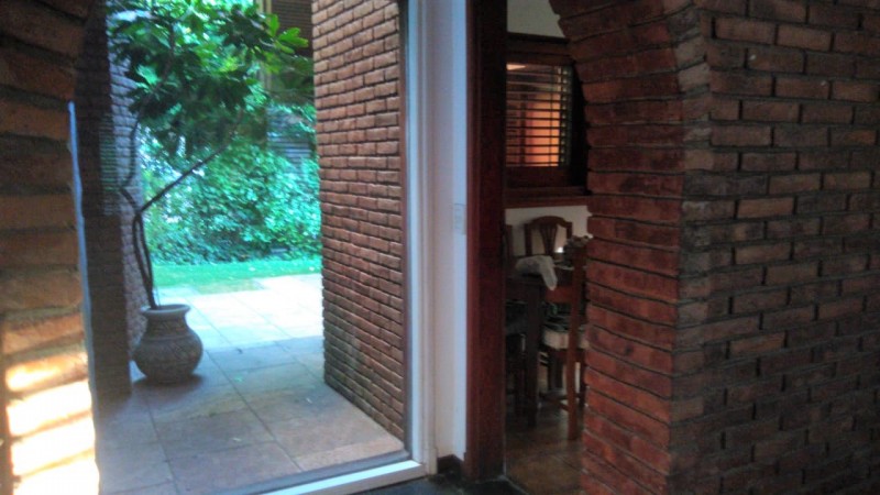 IMPORTANTE CASA QUINTA 7 AMB. (BARRIO LOS NOGALES)