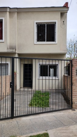 DUPLEX 3 AMB. CON COCHERA Y FONDO LIBRE