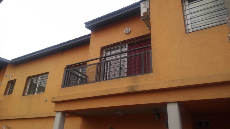 DEPARTAMENTO   3 AMB.  PLANTA BAJA C/JARDIN Y COCHERA (COMPLEJO CERRADO)