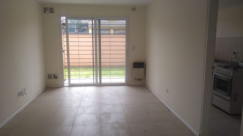 DEPARTAMENTO   3 AMB.  PLANTA BAJA C/JARDIN Y COCHERA (COMPLEJO CERRADO)