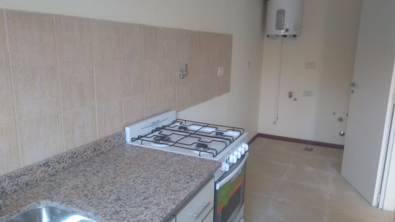DEPARTAMENTO   3 AMB.  PLANTA BAJA C/JARDIN Y COCHERA (COMPLEJO CERRADO)