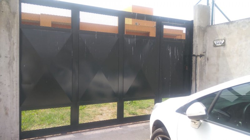 DEPARTAMENTO   3 AMB.  PLANTA BAJA C/JARDIN Y COCHERA (COMPLEJO CERRADO)