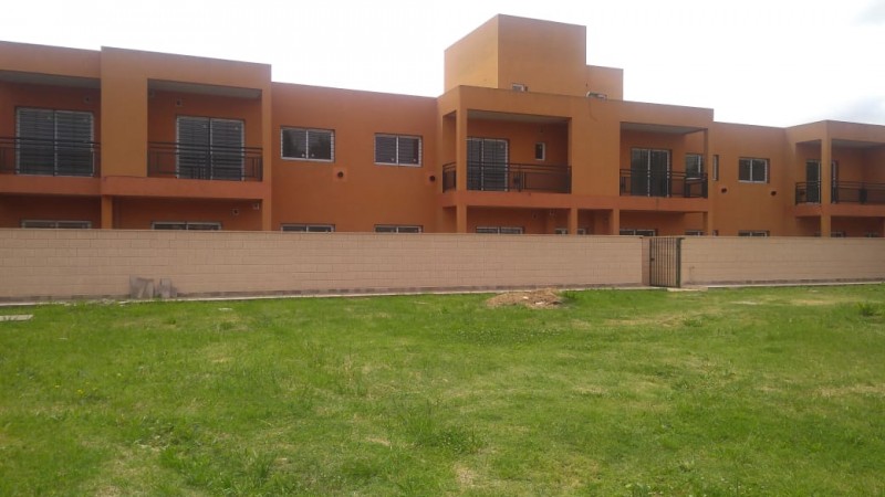 DEPARTAMENTO   3 AMB.  PLANTA BAJA C/JARDIN Y COCHERA (COMPLEJO CERRADO)