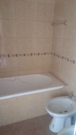 DEPARTAMENTO   3 AMB.  PLANTA BAJA C/JARDIN Y COCHERA (COMPLEJO CERRADO)