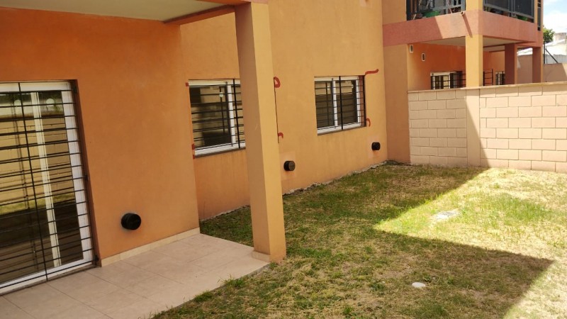 DEPARTAMENTO   3 AMB.  PLANTA BAJA C/JARDIN Y COCHERA (COMPLEJO CERRADO)