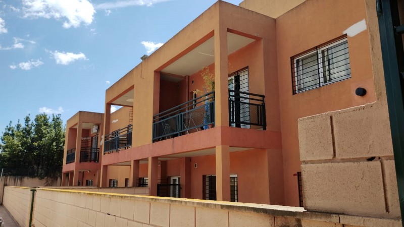 DEPARTAMENTO   3 AMB.  PLANTA BAJA C/JARDIN Y COCHERA (COMPLEJO CERRADO)