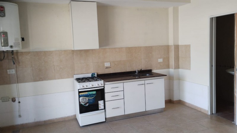 DEPARTAMENTO   3 AMB.  PLANTA BAJA C/JARDIN Y COCHERA (COMPLEJO CERRADO)