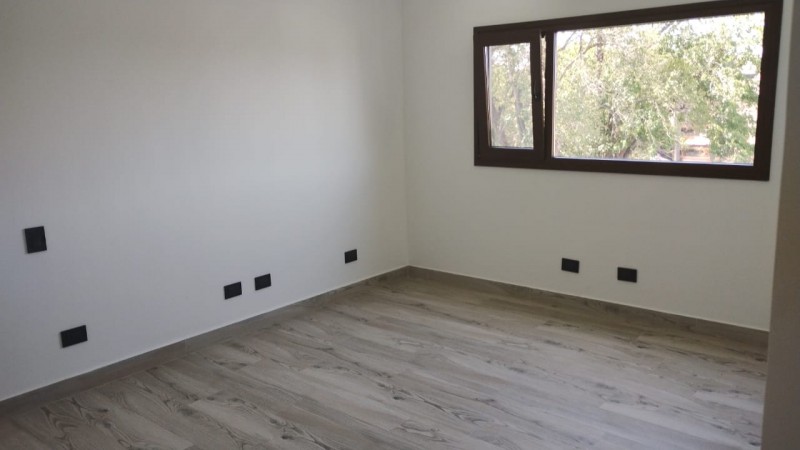 CASA DE 2 PLANTAS PARQUE/ENTRADA DE AUTO (A ESTRENAR)