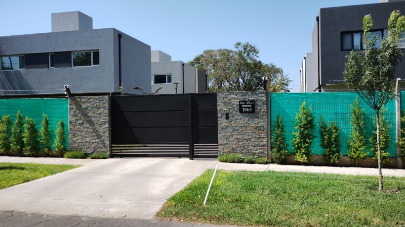 CASA DE 2 PLANTAS PARQUE/ENTRADA DE AUTO (A ESTRENAR)