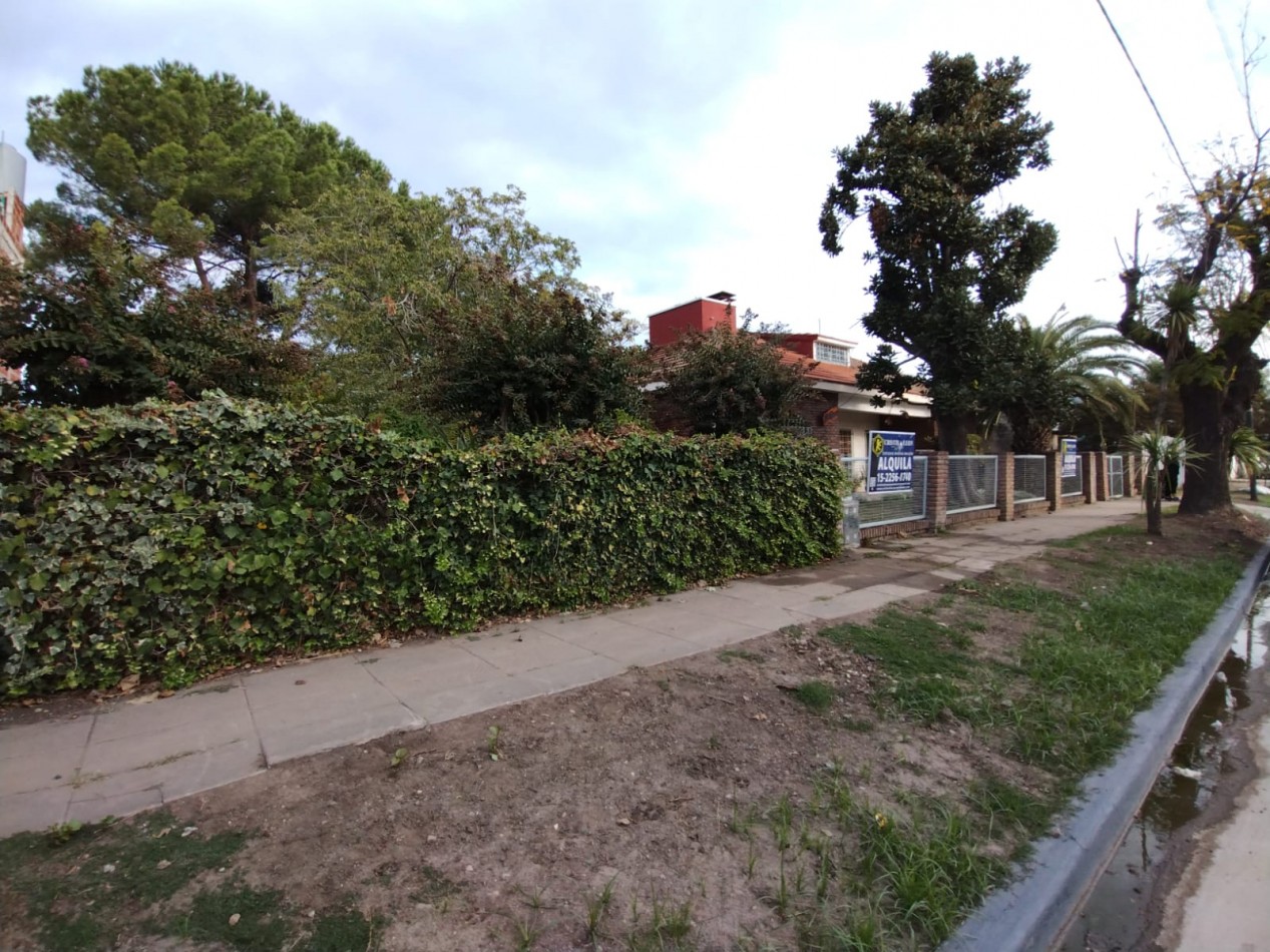 CHALET 3 AMB. AMPLIOS PARQUE  VILLA DE MAYO ( FRENTE AL CORREDOR ROSSI)