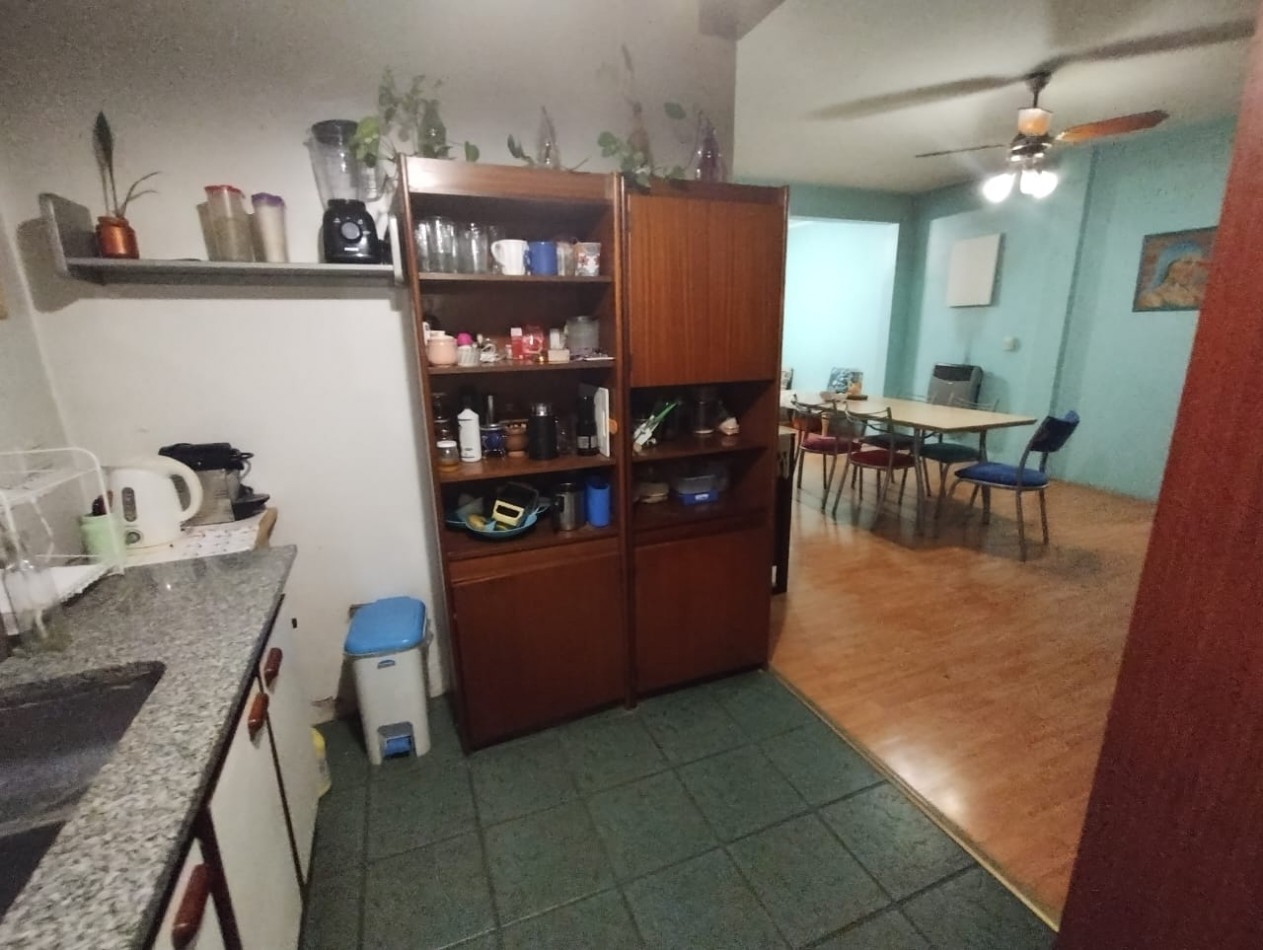 CASA DE   4 AMB.  LOTE  ESQUINA 300 M2.