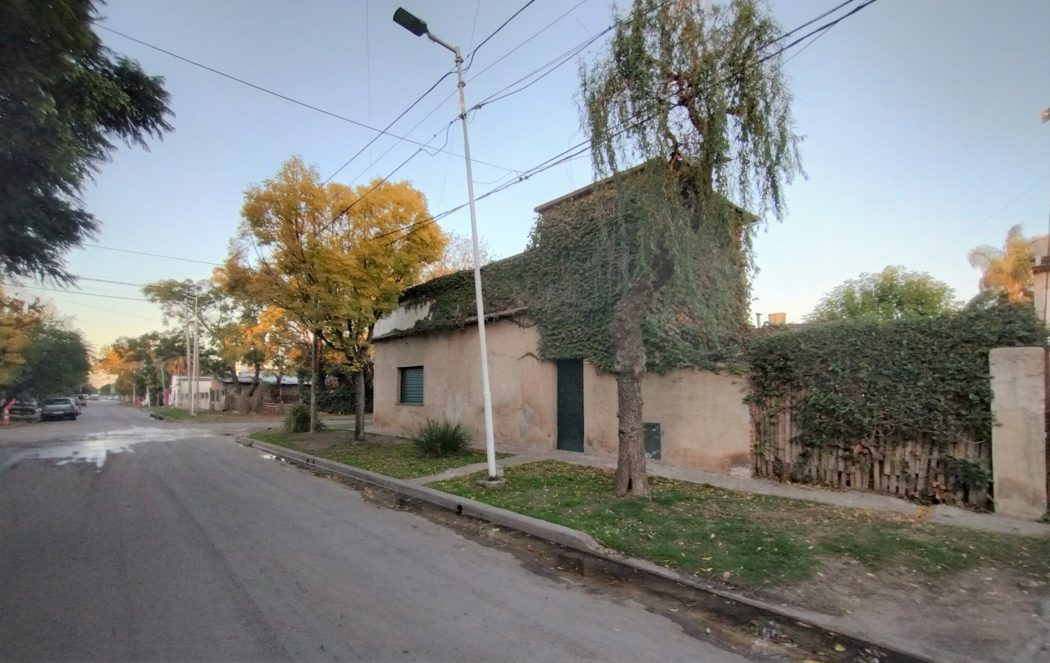 CASA 3 AMB. C/ LOCAL 100M2. (VILLA DE MAYO)