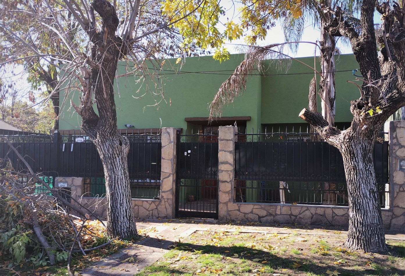 CASA AMERICANA 4 AMB. C/ PARQUE Y QUINCHO