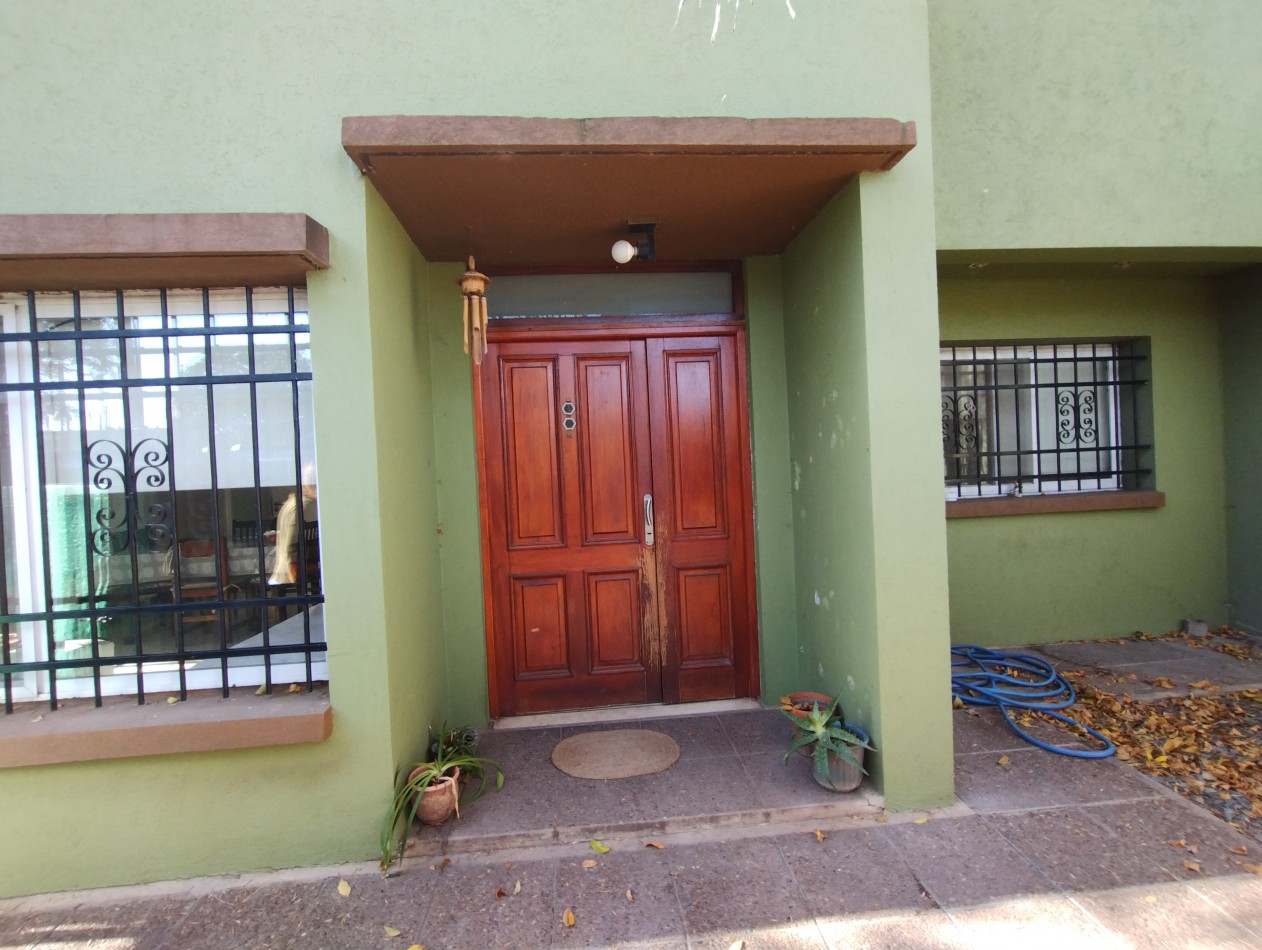 CASA AMERICANA 4 AMB. C/ PARQUE Y QUINCHO