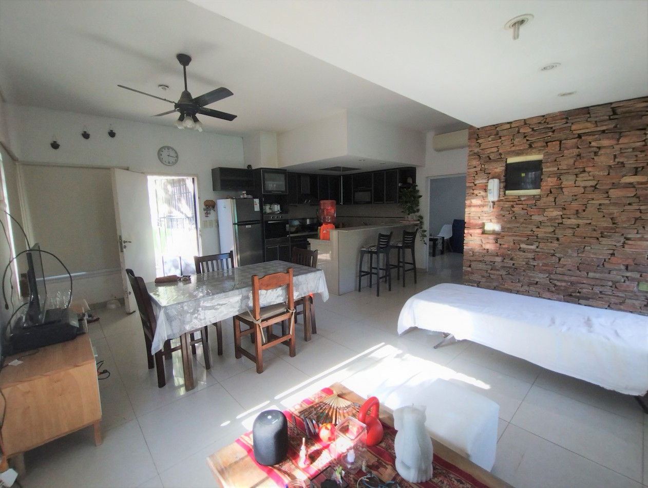 CASA AMERICANA 4 AMB. C/ PARQUE Y QUINCHO